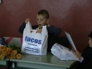 Donaţie: FACOS i-a făcut fericiţi pe elevii şcolii din Ţibeni