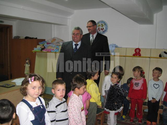 Primarul Ion Lungu şi subprefectul Orest Onofrei, în mijlocul preşcolarilor de la Gulliver