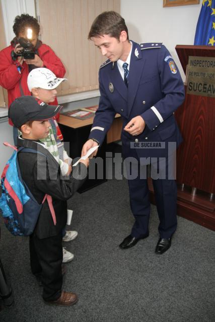 Iulian Senciuc şi Ioan Dănuţ Lupan primind premiul de la inspectorul Gabriel Panţiru