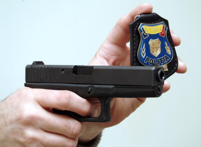 Poliţiştii, nevoiţi uneori să facă uz de armă. Foto: MEDIAFAX