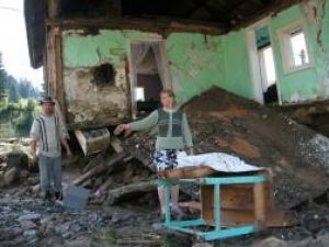 Casă din Moldoviţa, distrusă la inundaţii