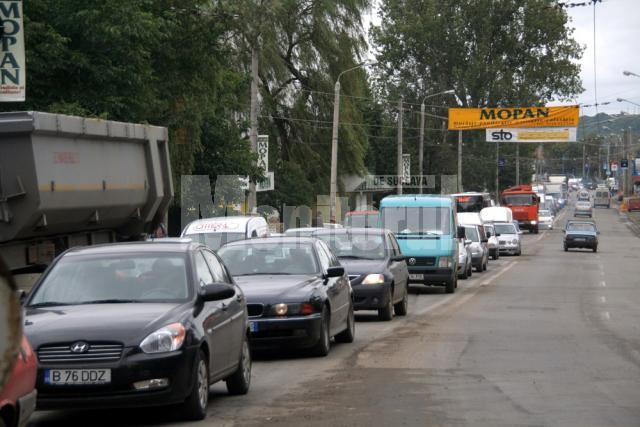 Bară la bară: Trafic de coşmar, după închiderea circulaţiei pe sub pasarela Şcheia