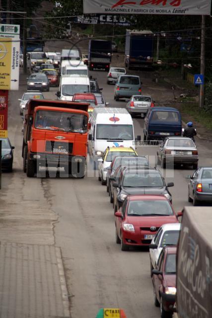 Bară la bară: Trafic de coşmar, după închiderea circulaţiei pe sub pasarela Şcheia