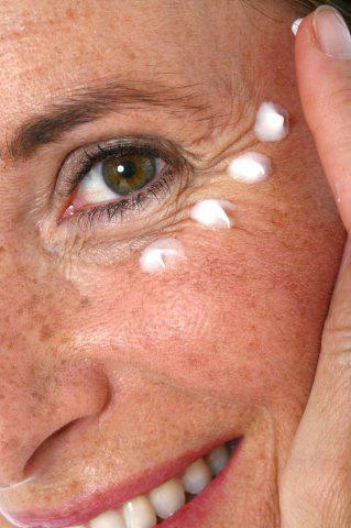 Aplicarea pe piele a substanţelor pe bază de estrogen poate preveni efectele îmbătrânirii. Foto: OREDIA