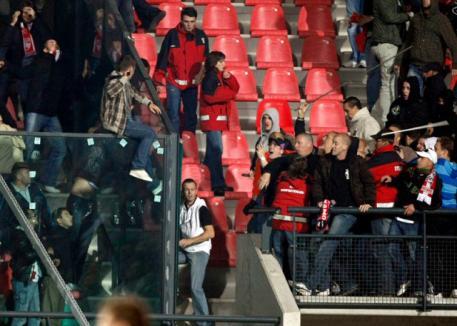 Dinamo riscă excluderea din cupele europene ca urmare a comportamentului huliganic al suporterilor alb-roşii