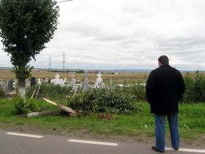 Gardul cimitirului Pacea, stricat pe o porţiune de 10 metri