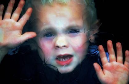 Trauma se poate înscrie iremediabil în subconştientul copilului. Foto: ALAMY