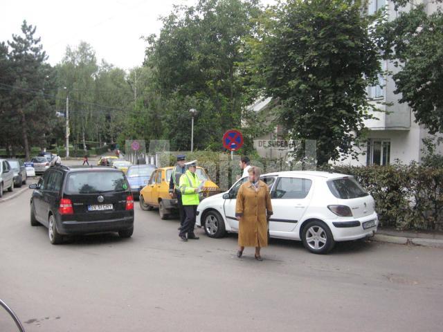 Poliţiştii au lăsat înştiinţări de sancţionare pe toate maşinile parcate neregulamentar pe strada Leca Morariu