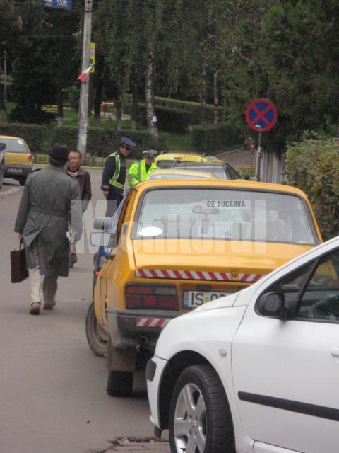 Poliţiştii au lăsat înştiinţări de sancţionare pe toate maşinile parcate neregulamentar pe strada Leca Morariu