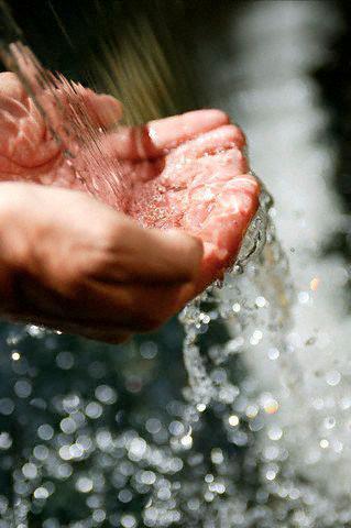 Apa de izvor poate avea vindeca dermatitele. Foto: ZEFA