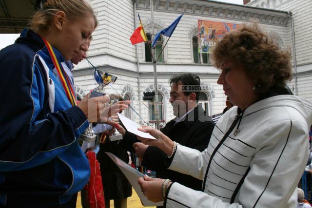 Câştigătorii probelor de la „Cupa Dornelor” au fost premiaţi de Doina Melinte. Foto: Doru BIGHIU