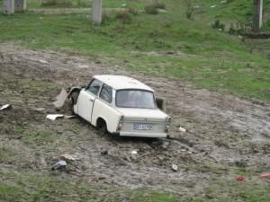 Abandon: Cimitir de maşini sub podul de peste apa Sucevei