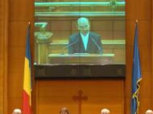 Preşedintele Băsescu ţinând un discurs în Parlament. Foto: Sorin LUPŞA