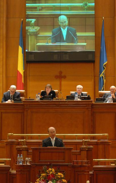 Preşedintele Băsescu ţinând un discurs în Parlament. Foto: Sorin LUPŞA