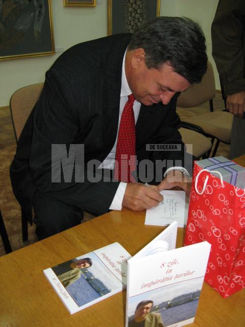 Mircea Sfichi oferind autografe