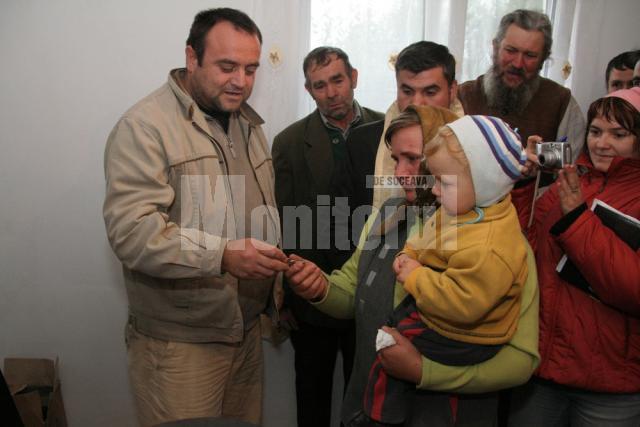 Sinistraţi: O familie cu nouă copii din Ţibeni s-a mutat ieri în casă nouă