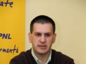 Iulian Angheluş: „Pentru a demonstra că nu există ipocrizie în declaraţia dumnealui, îi cer să nu mai candideze la Senat”