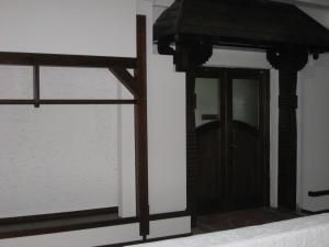 Prispa din Palat are o lăţime de 50 de centimetri, înălţimea de 30 de centimetri şi o lungime de 16,8 cm, cu stâlpi şi grinzi din lemn