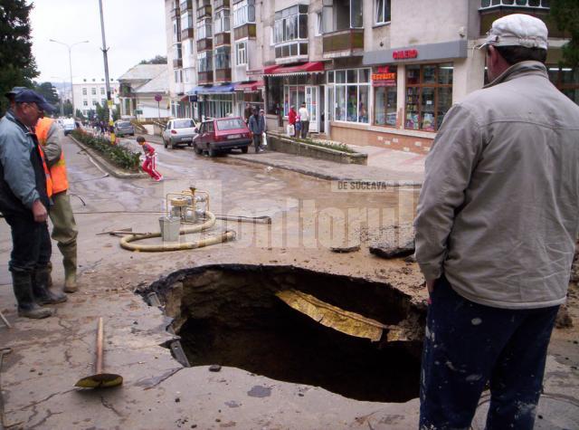 Fălticeni: Crater in carosabil