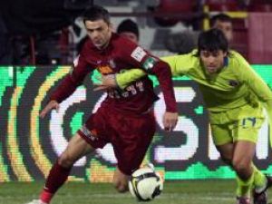 Juan Toja (D), de la Steaua Bucuresti,  şi Dani Ricardo da Silva (S), de la CFR Cluj. Foto: MEDIAFAX