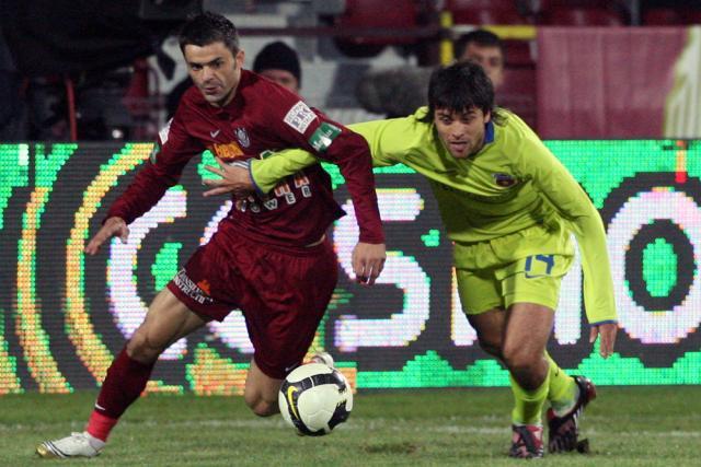 Juan Toja (D), de la Steaua Bucuresti,  şi Dani Ricardo da Silva (S), de la CFR Cluj. Foto: MEDIAFAX