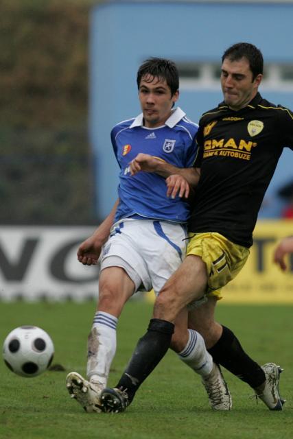 Vali Gaman (S), de la Universitatea Craiova şi Dorel Zaharia (D), de la FC Brasov. Foto: MEDIAFAX