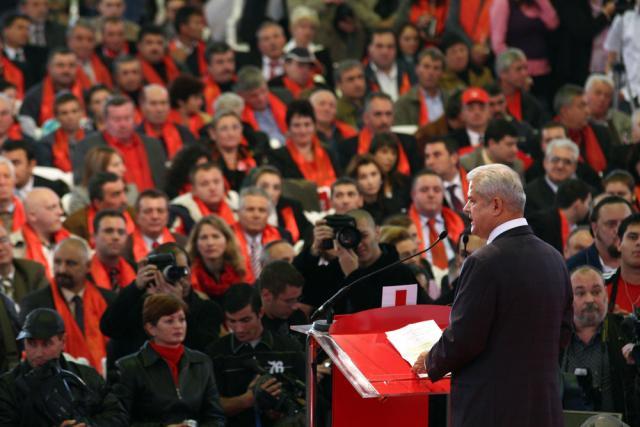 Adrian Nastase în timpul discursului ţinut la Congresul extraordinar al Aliantei PSD-PC. Foto: MEDIAFAX