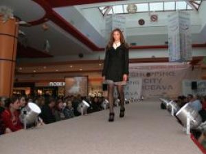 Monden: Cele mai noi creaţii vestimentare de toamnă-iarnă, prezente la parada modei