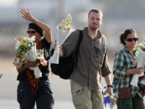 Trei dintre ostaticii eliberaţi, pe aeroportul de la Cairo. Foto: AFP/MEDIAFAX