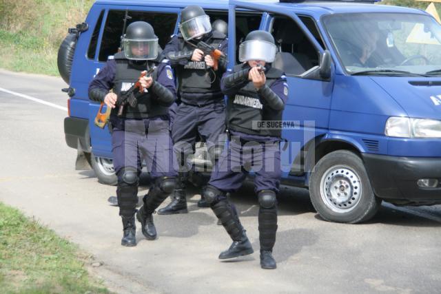 Demonstraţie: Jefuitori înarmaţi şi un evadat, prinşi de jandarmi