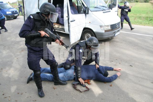 Demonstraţie: Jefuitori înarmaţi şi un evadat, prinşi de jandarmi