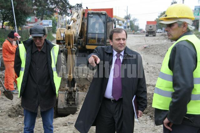 Gheorghe Flutur, care a verificat, în cursul zilei de ieri, modul în care se realizează lucrările în zona „pasarelei” din comuna Şcheia