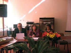 Directoarea colegiului, Mihaela Ursaciuc (centru), şi directorii adjuncţi Mariana Pintilie şi Niţă Mandici