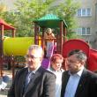 Primarul Ion Lungu şi candidatul de deputat de Burdujeni Ioan Bălan, la inaugurarea locului de joacă de pe strada Tineretului