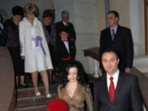 Cristian Adomniţei, s-a căsătorit civil, sâmbătă seară, la Iaşi, cu avocata Sabina Vişinari. Foto: MEDIAFAX