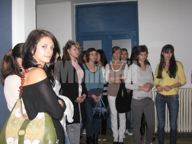 Zeci de adolescente au participat sâmbătă la o preselecţie de fotomodele