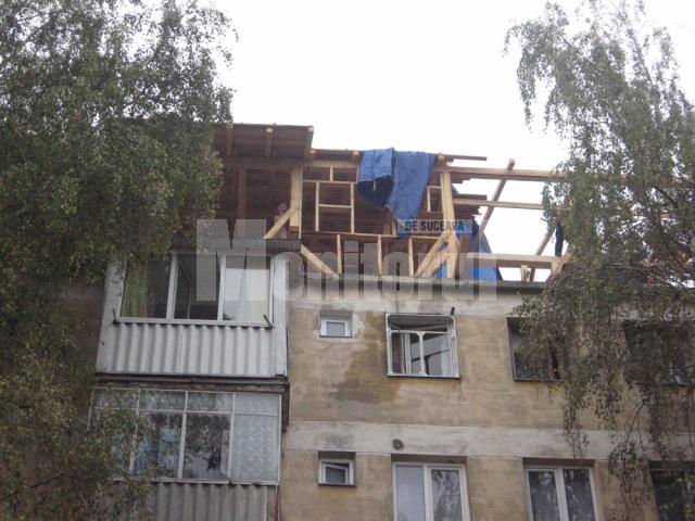 După ce prelata pusă pe bloc a fost ruptă de vânt, locatarii de la etajul patru s-au trezit cu apa în casă