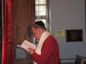 Slujba de Yom Kipur este oficiată, la sinagoga din centrului Sucevei, de Daniel Blumenfeld