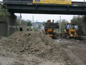 Lucrările de reabilitare a Drumului Naţional 17, în zona „pasarelei” din comuna Şcheia, încetinite de ploaie