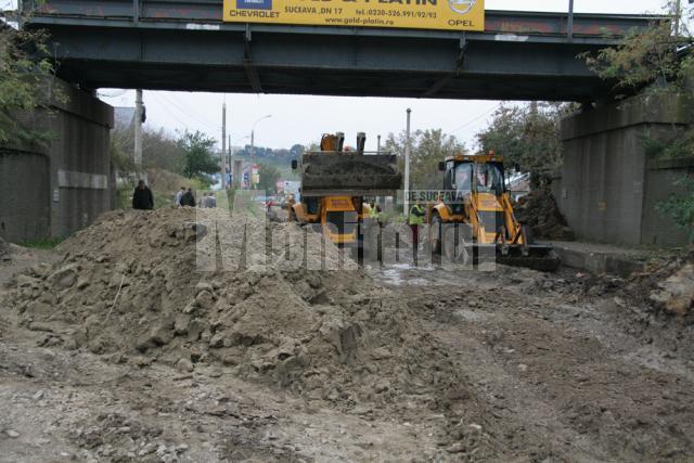 Lucrările de reabilitare a Drumului Naţional 17, în zona „pasarelei” din comuna Şcheia, încetinite de ploaie