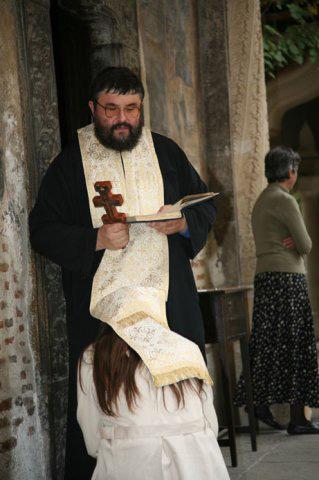 Creştinii îndoielnici merg la biserică numai când dau de greu. Foto: ALAMY