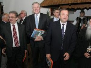 Ambasadorul Ungariei, Excelenţa Sa Oszkar Fuzes, ambasadorul Austriei, Excelenţa Sa Martin Eichtinger, Gheorghe Flutur şi IPS Pimen