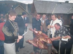 Atmosferă tradiţională exact în spiritul proiectului „Produse naturale din Bucovina,  cu viţel la proţap şi lapte acru în ulcele din lemn