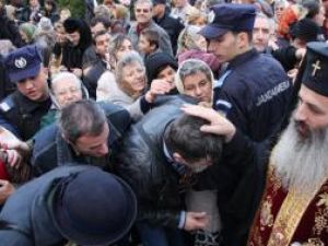 IPS Teofan, mitropolitul Moldovei şi Bucovinei, binecuvântează cuvioşii veniţi la procesiunea de scoatere a moaştelor Sfintei Cuvioase Parascheva din Catedrala Mitopolitana din Iaşi. Foto: LIVIU CHIRICA - MEDIAFAX