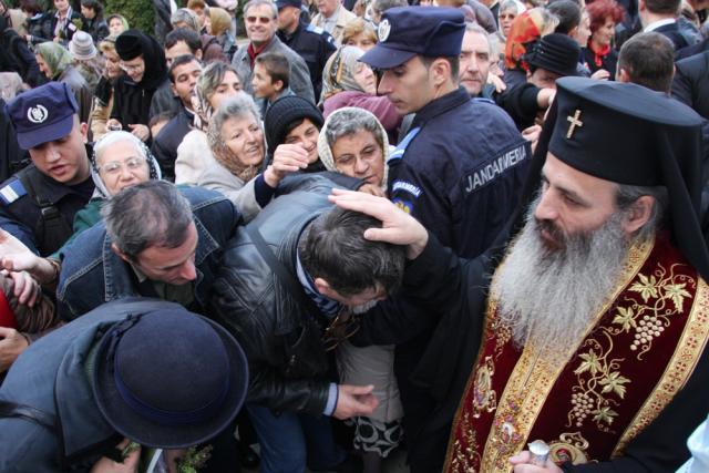 IPS Teofan, mitropolitul Moldovei şi Bucovinei, binecuvântează cuvioşii veniţi la procesiunea de scoatere a moaştelor Sfintei Cuvioase Parascheva din Catedrala Mitopolitana din Iaşi. Foto: LIVIU CHIRICA - MEDIAFAX