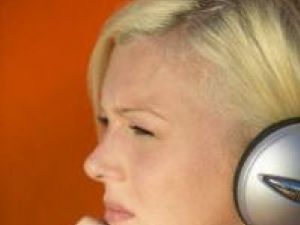 Persoanele care ascultă des muzică pe playerele portabile riscă să-şi piardă auzul. Foto: CORBIS