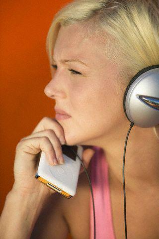 Persoanele care ascultă des muzică pe playerele portabile riscă să-şi piardă auzul. Foto: CORBIS