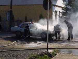 Intervenţie: Autoturism în flăcări, pe o stradă din Rădăuţi