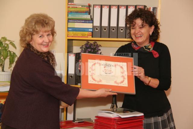 1.	Camelia Iordache primind o diplomă de excelenţă din partea Georgetei Păunescu – coordonator proiect Salvaţi Copiii