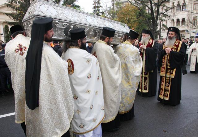 Mitropolitul Moldovei şi Bucovinei, IPS Teofan, la procesiunea de ziua Sf.Parascheva. Foto: MEDIAFAX